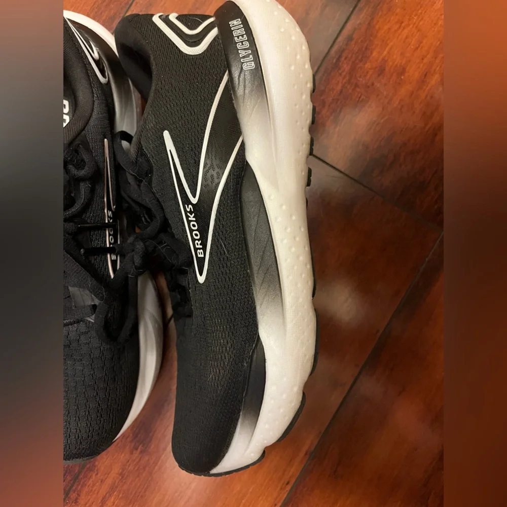 Brooks Women’s Black and White Running Sneakers - Picture 3 of 4